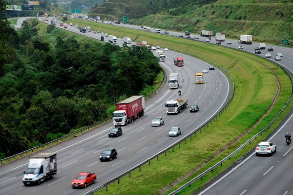 Eixos suspensos de caminhões carregados passam a ser cobrados em mais rodovias de São Paulo